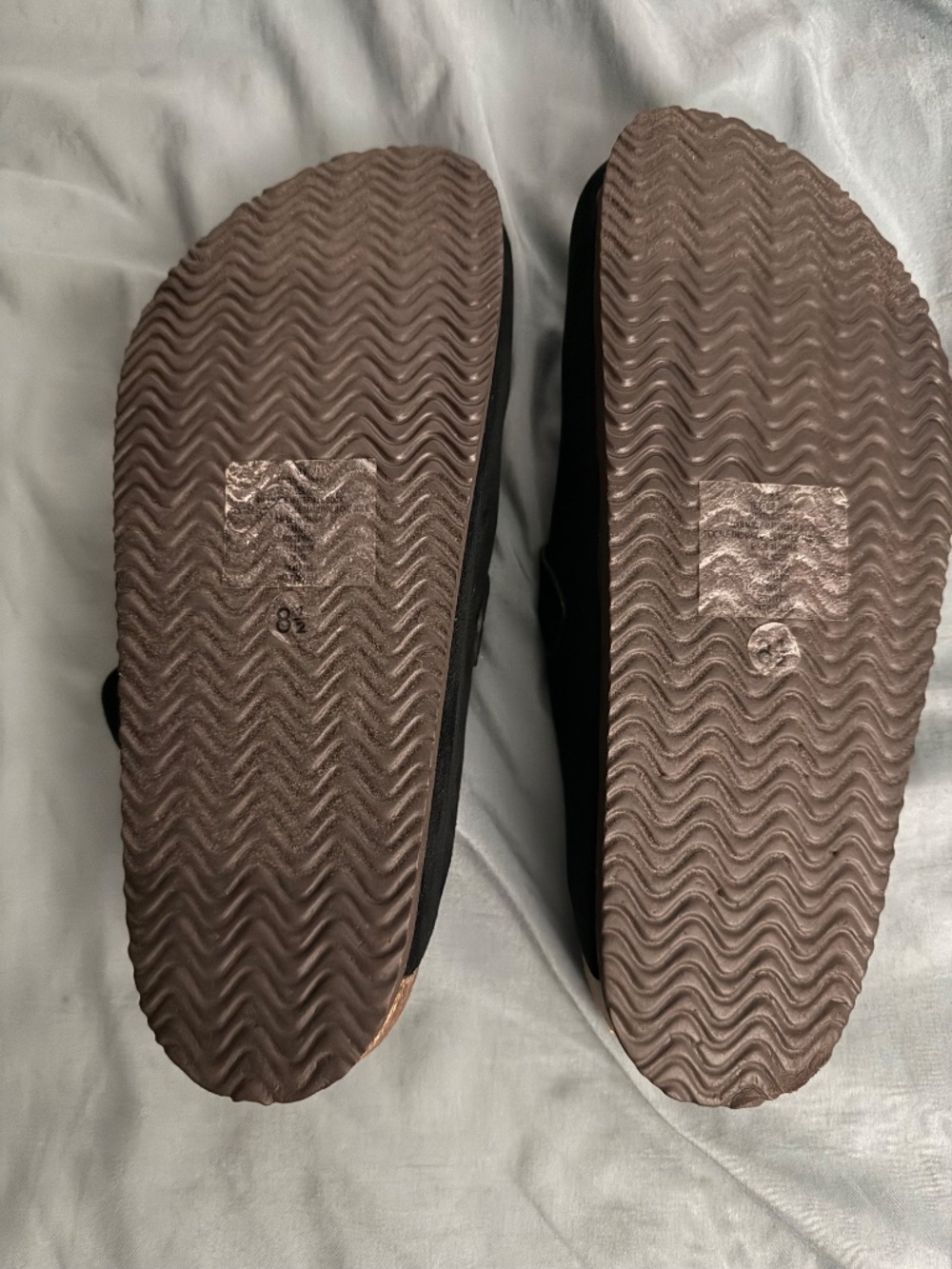 New Universal Thread clogs - Picture 5 of 5